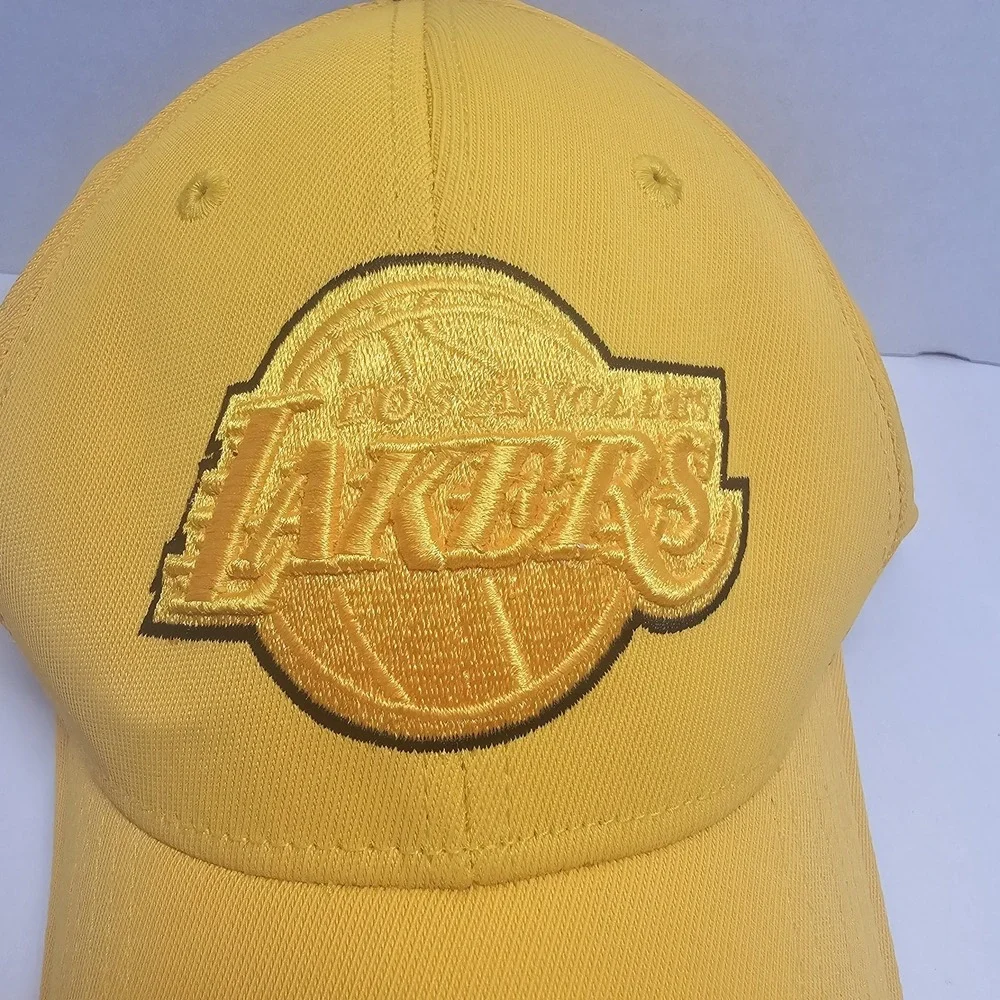 Adidas Los Angeles Lakers Hat S/M Fitted‎ Gold NBA Cap Embroidered Logo